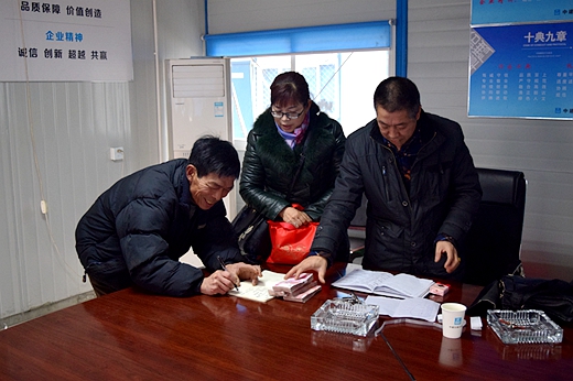 工友开心地签字领款_副本.jpg